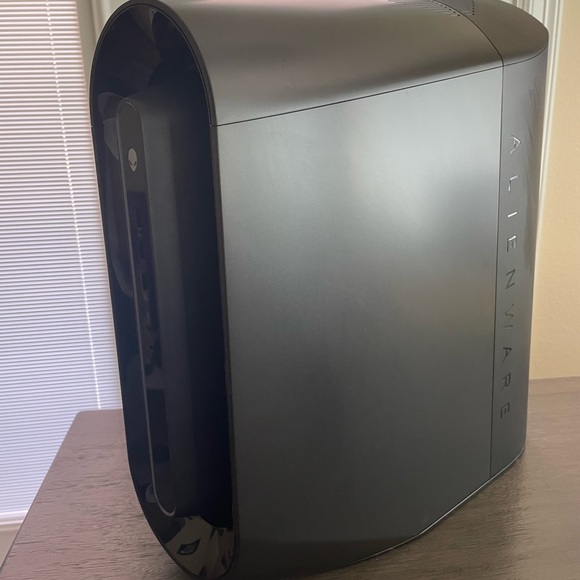 Alienware Aurora R10 GAMING PC - Picture 5 of 8